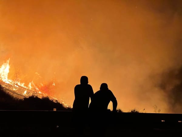Incendies en Espagne: 75 000 évacués, un mort près de Valence